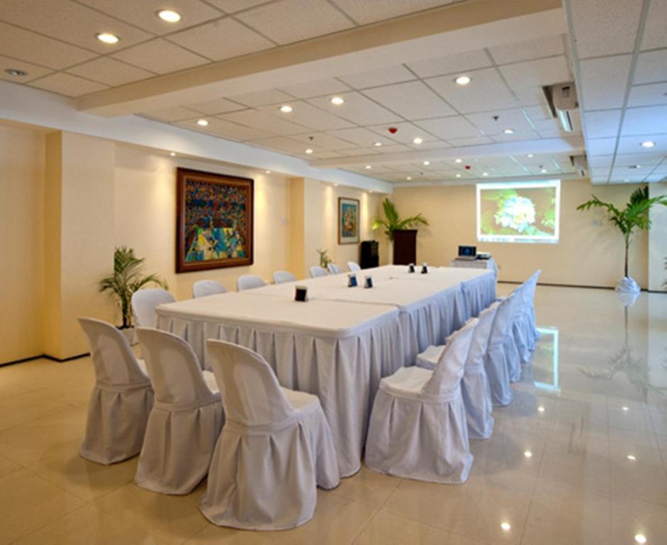 M Citi Suites Cebu Buitenkant foto